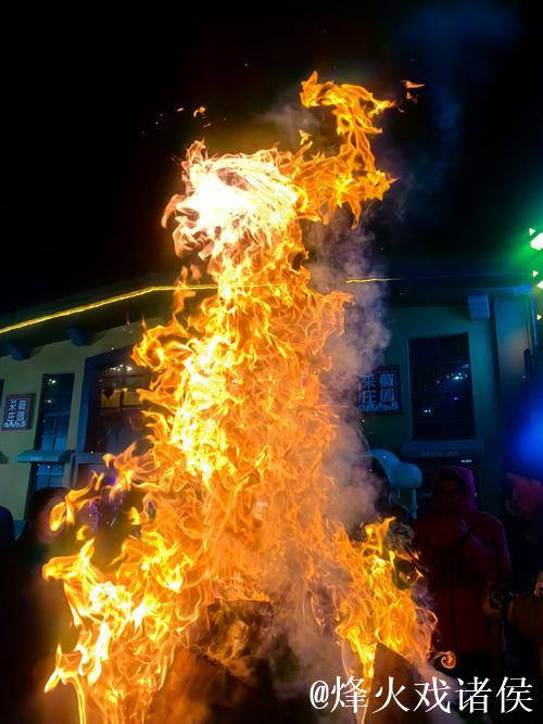 大学武术生雪地展演传统火鞭，冰火交融美震人心